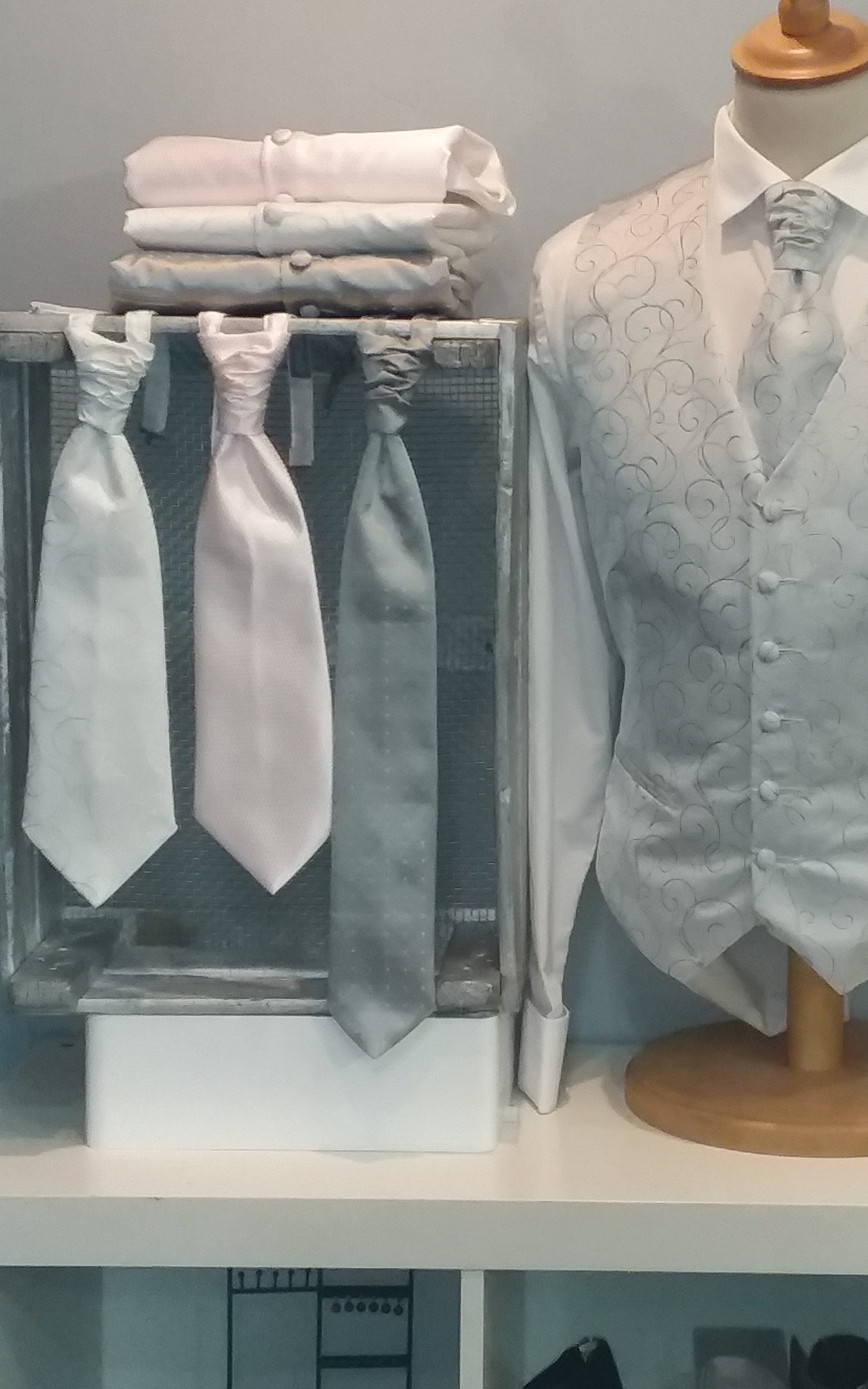 Accessoires Hommes : gilet, cravate, lavallière, noeud papillon, chemise,